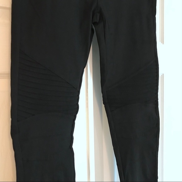 ⭐️HP⭐️ Stretchy Moto Leggings - Black - Picture 5 of 8